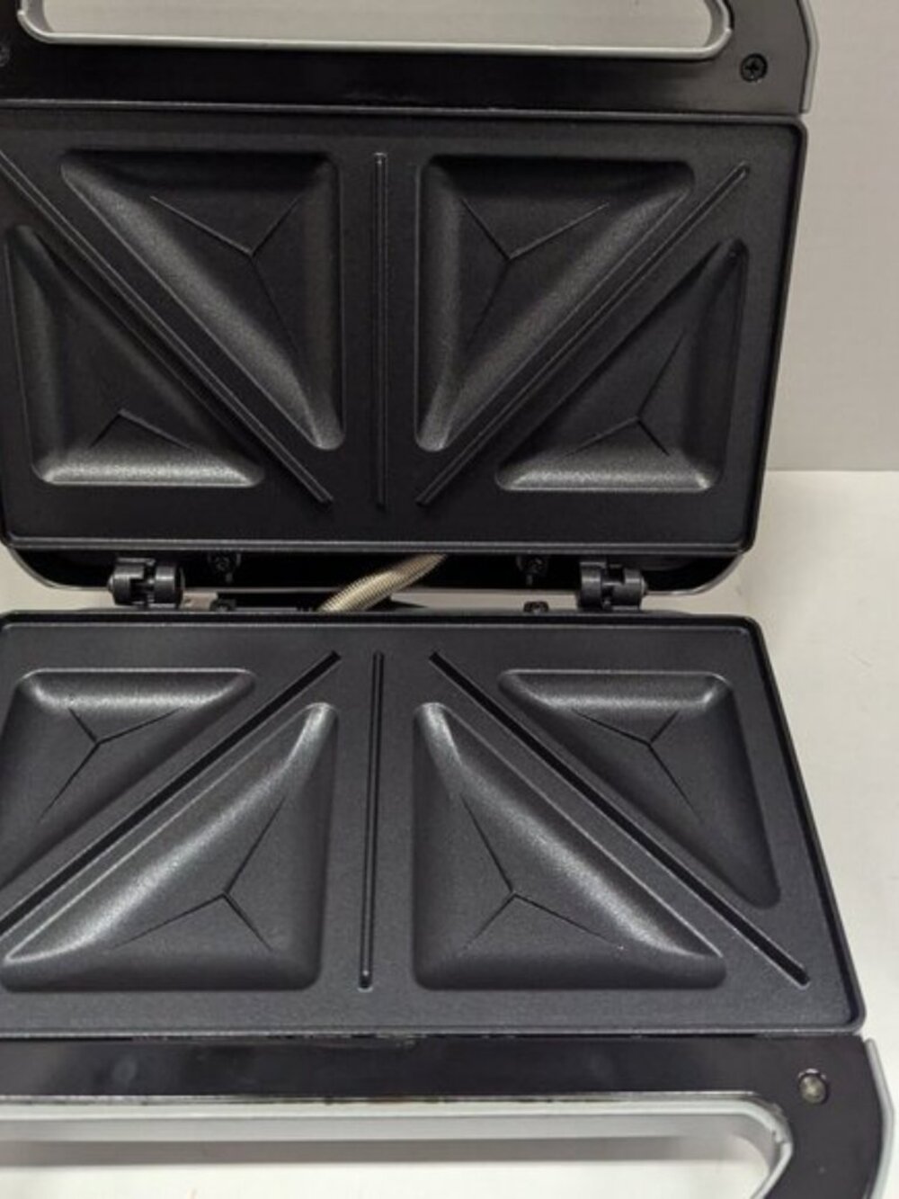 Cuisinart 2-Slice Sandwich Maker | Nonstick Plates, Omelets & Toast - Picture 4 of 4